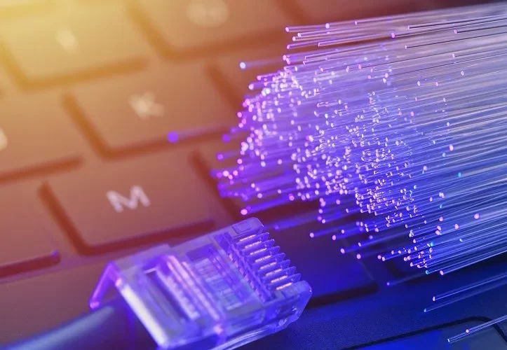 Przewód Swiatłowodowy położony na klawiaturze